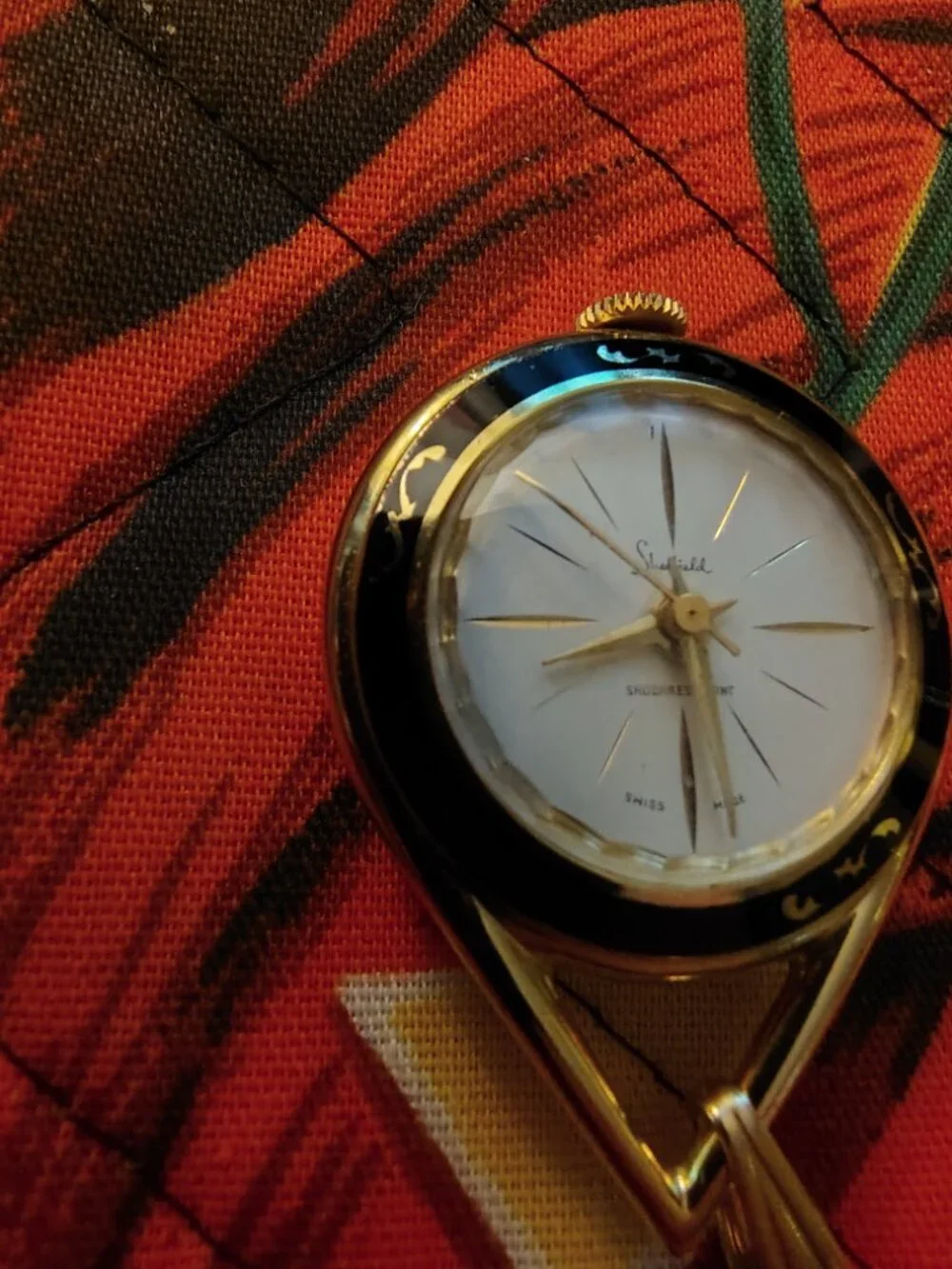 Vintage pendant watch   runs great  nice retro!!!